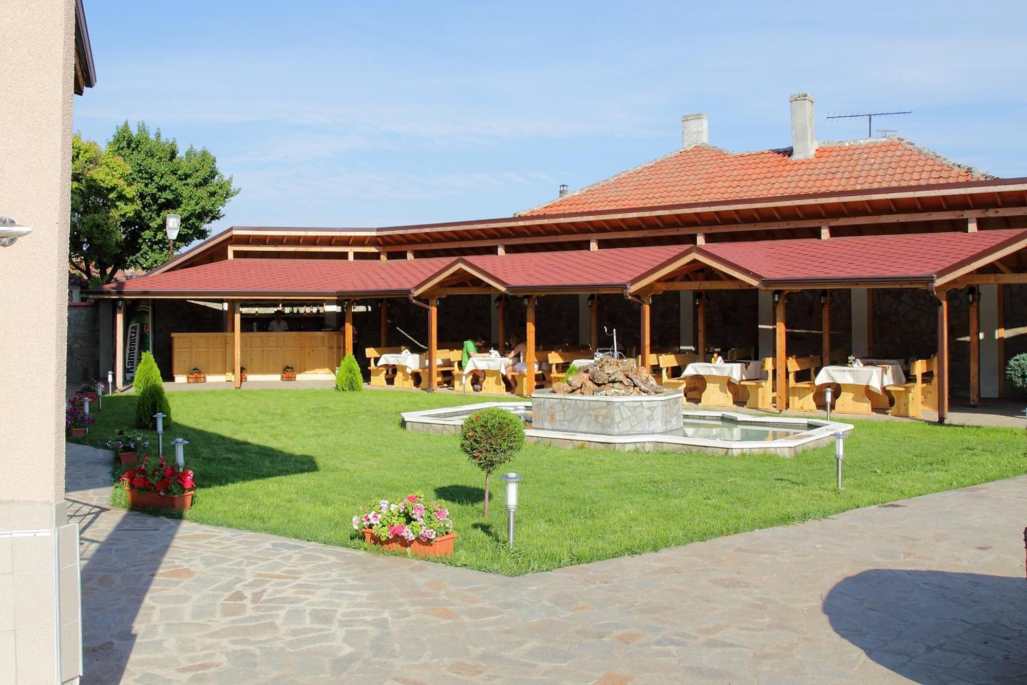 Hotel Akre Kavarna Buitenkant foto