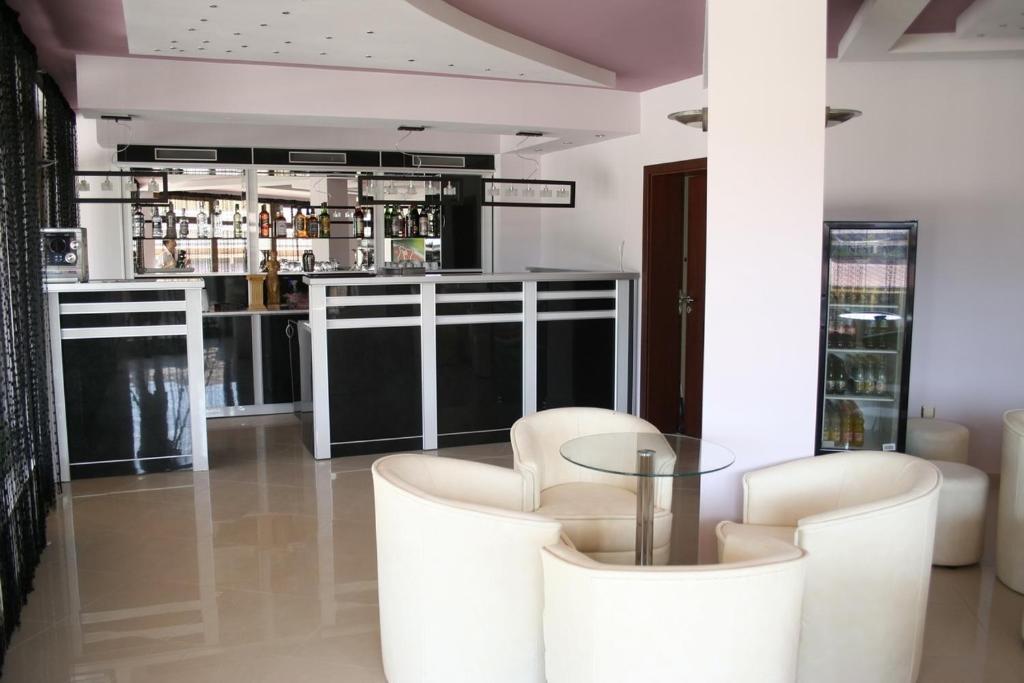 Hotel Akre Kavarna Buitenkant foto
