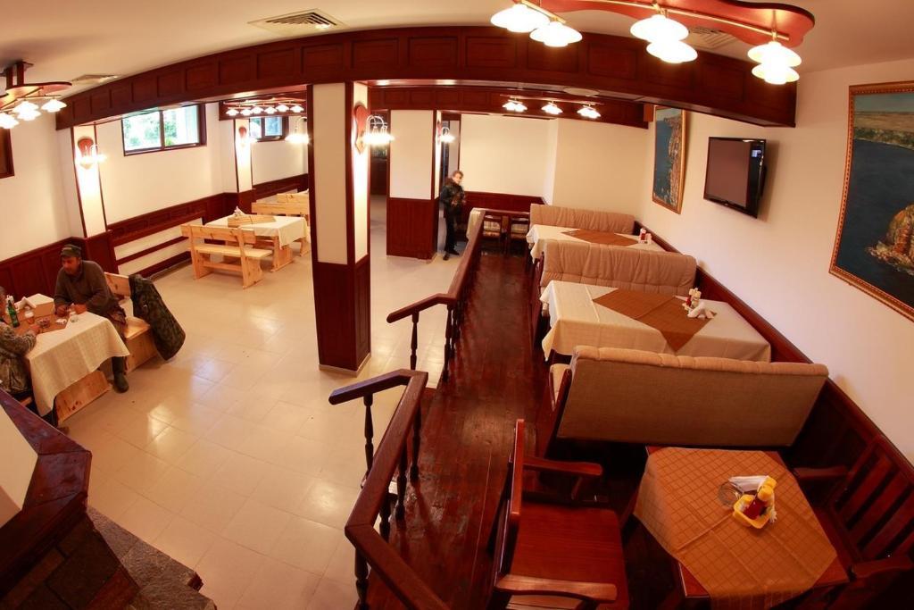 Hotel Akre Kavarna Buitenkant foto